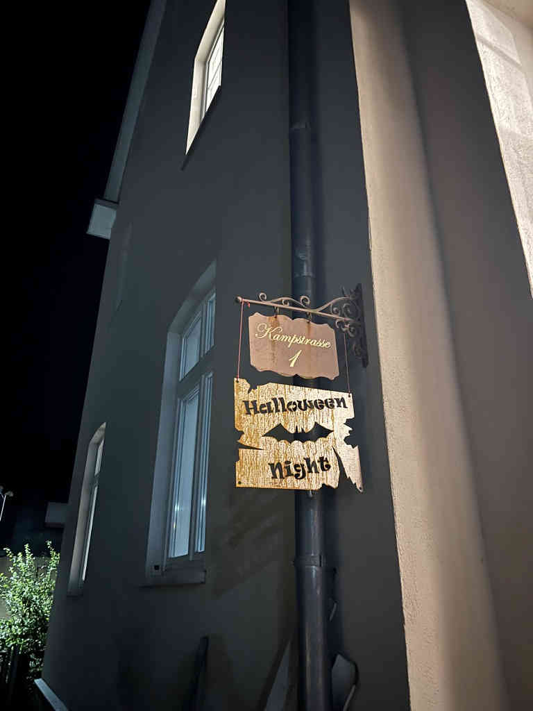 Halloween night - Schild in rostiger Ausführung